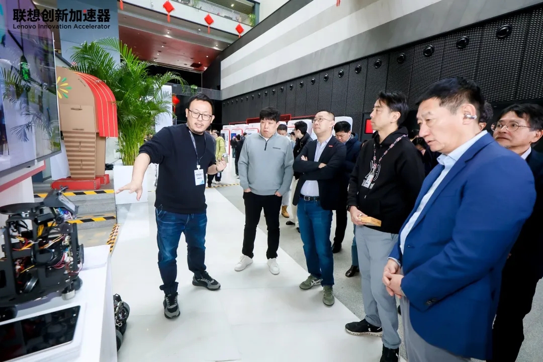 BB贝博艾弗森亮相联想创新加速器开放日，以消费级物理AI大脑平台助推家用机器人产业生态化 